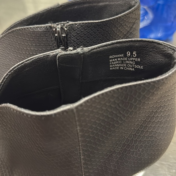 Yellow box black  Rohane ankle bootie size 9.5 - Picture 3 of 5